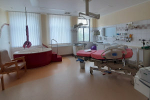 Entbindung 1 mit Gebärwanne und Entbindungsbett